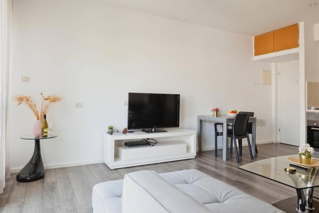 Big Apartment Next To Gordon Beach Plus Free Parking 텔아비브 외부 사진