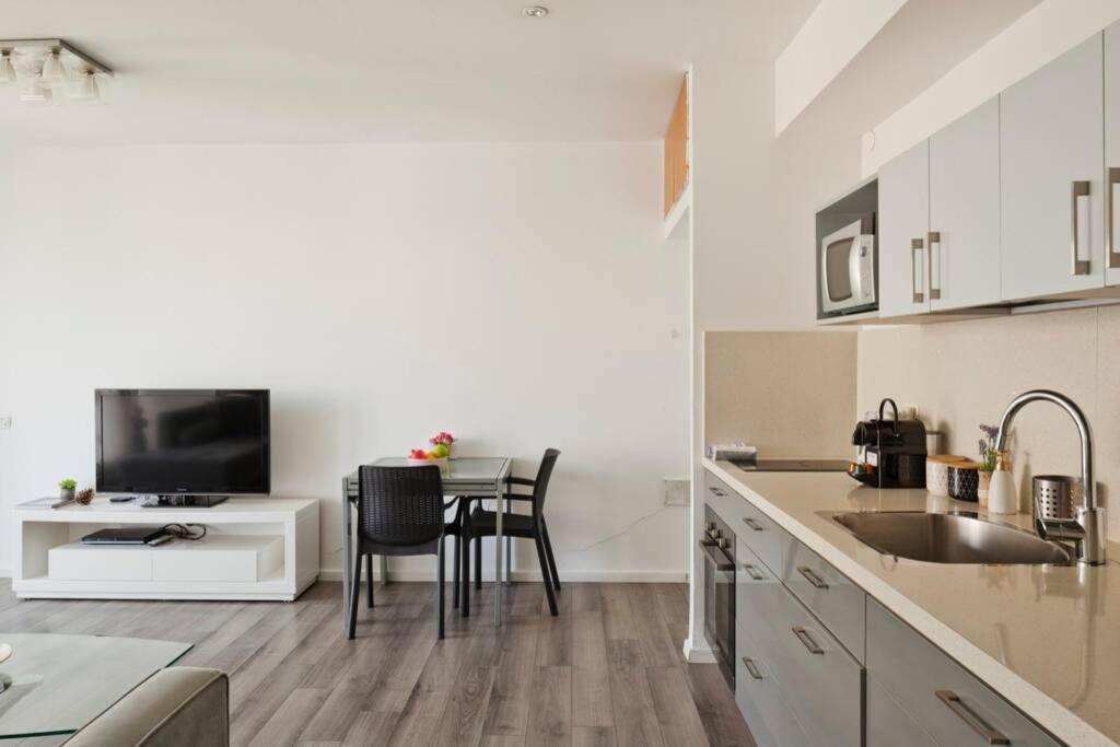 Big Apartment Next To Gordon Beach Plus Free Parking 텔아비브 외부 사진