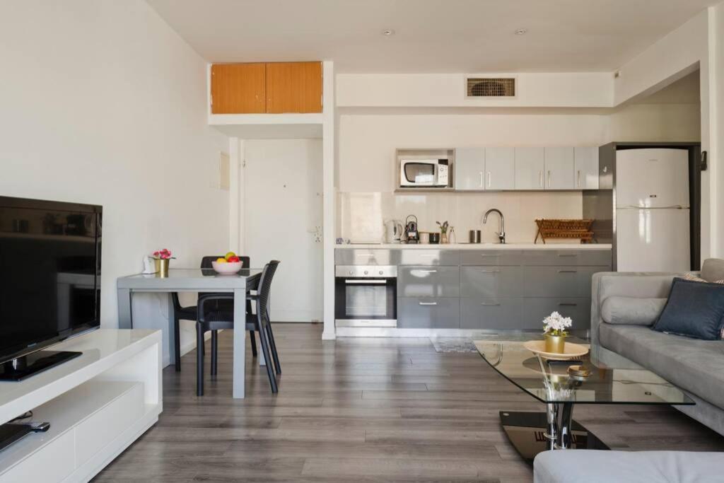Big Apartment Next To Gordon Beach Plus Free Parking 텔아비브 외부 사진