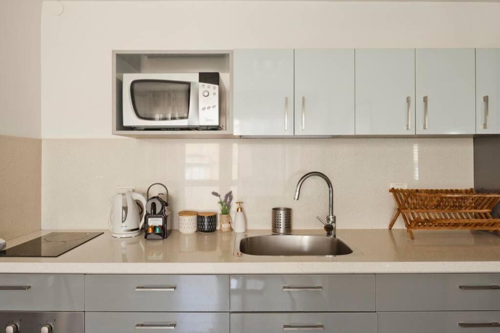 Big Apartment Next To Gordon Beach Plus Free Parking 텔아비브 외부 사진